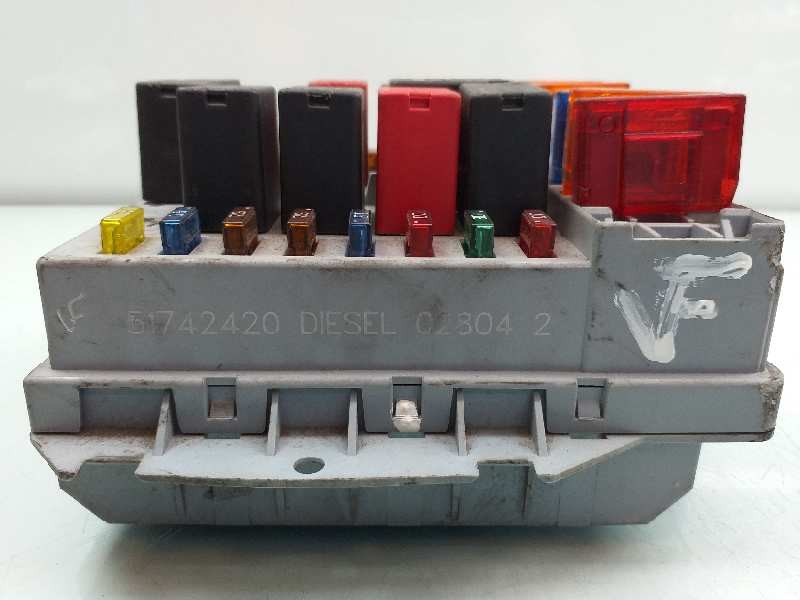 Recambio de caja reles / fusibles para alfa romeo 147 (190) 1.9 jtd 16v distinctive referencia OEM IAM 51742420  
