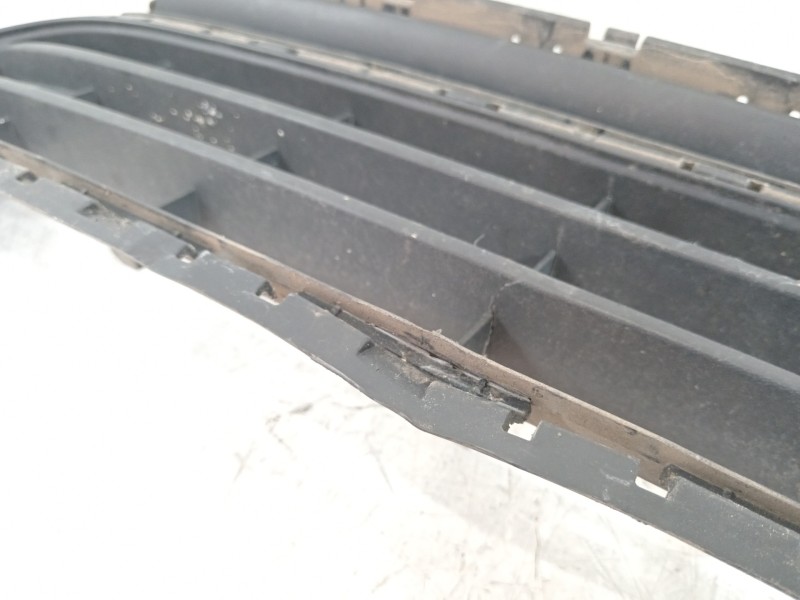 Recambio de rejilla paragolpes delantero para volkswagen golf vii lim. advance bluemotion referencia OEM IAM 5G0853677  