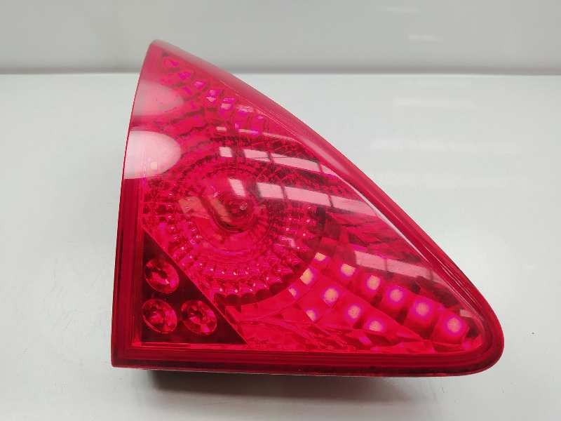 Recambio de piloto trasero izquierdo en porton para peugeot 3008 premium referencia OEM IAM 9683461080 26030104 