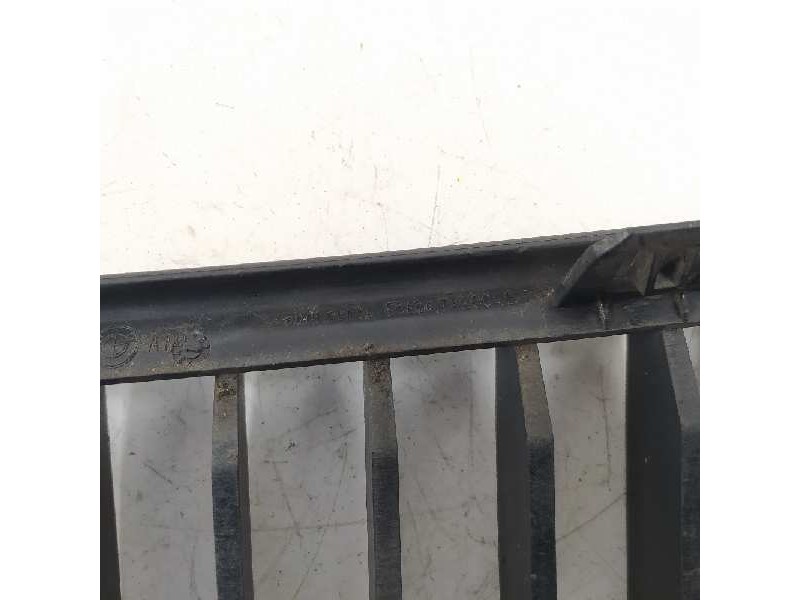 Recambio de rejilla paragolpes central para bmw serie 3 berlina (e90) 320d referencia OEM IAM 7120010 22405910 