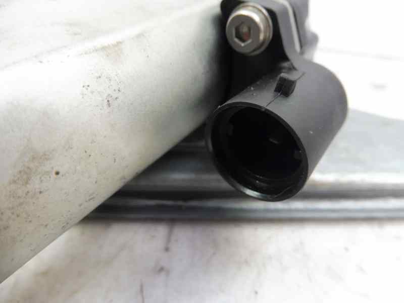 Recambio de elevalunas delantero izquierdo para dacia sandero laureate referencia OEM IAM 8200733829  