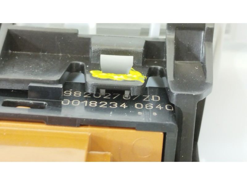 Recambio de luz interior para peugeot 208 1.2 12v vti referencia OEM IAM 96781445PR 98202707ZD 