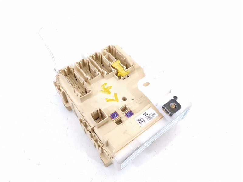 Recambio de caja reles / fusibles para toyota auris hybrid active referencia OEM IAM 63580951 8273012X80A 