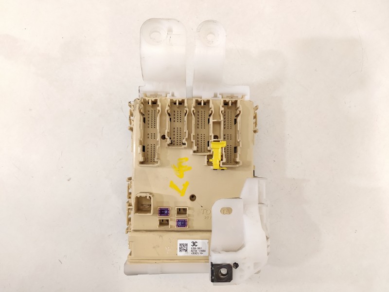 Recambio de caja reles / fusibles para toyota auris hybrid active referencia OEM IAM 63580951 8273012X80A 