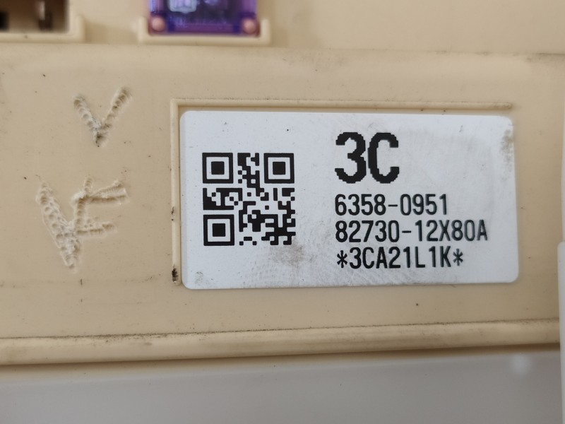 Recambio de caja reles / fusibles para toyota auris hybrid active referencia OEM IAM 63580951 8273012X80A 