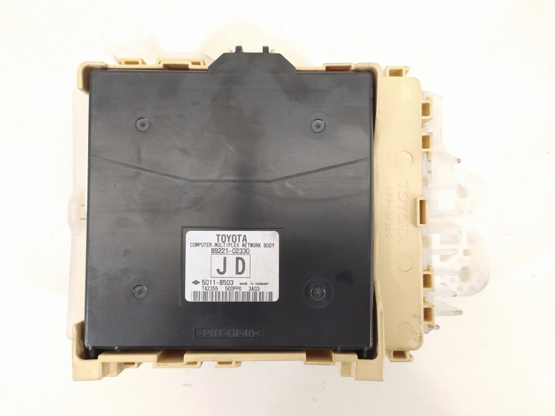 Recambio de caja reles / fusibles para toyota auris hybrid active referencia OEM IAM 63580951 8273012X80A 