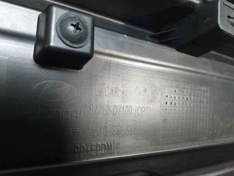 Recambio de faldon lateral para hyundai tucson kosmo 4wd referencia OEM IAM 87753D7100  