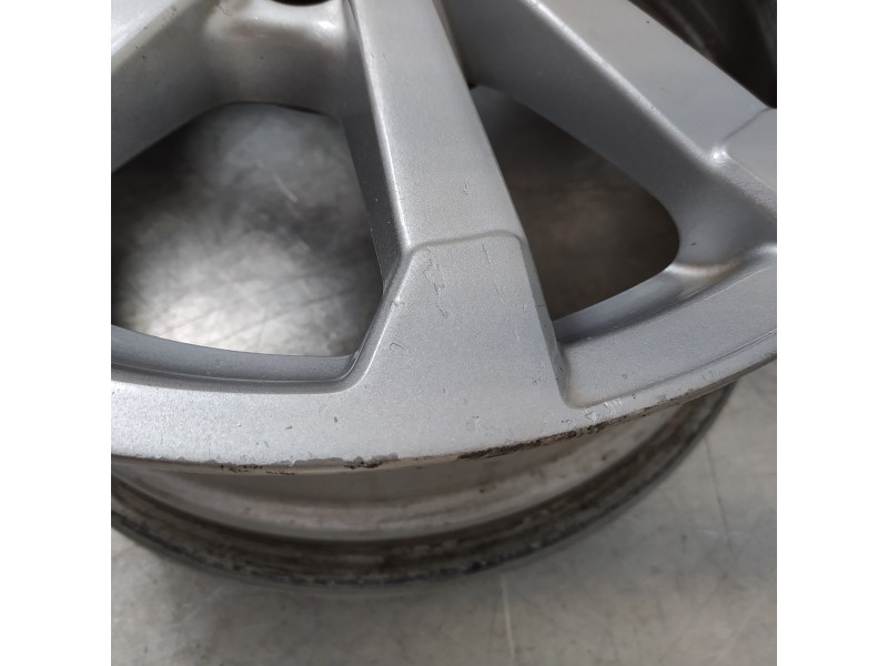 Recambio de llanta para toyota auris hybrid active referencia OEM IAM HL45182  