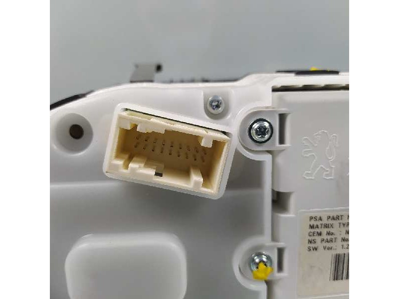 Recambio de cuadro instrumentos para peugeot 208 allure referencia OEM IAM 9806060480 9805975780 