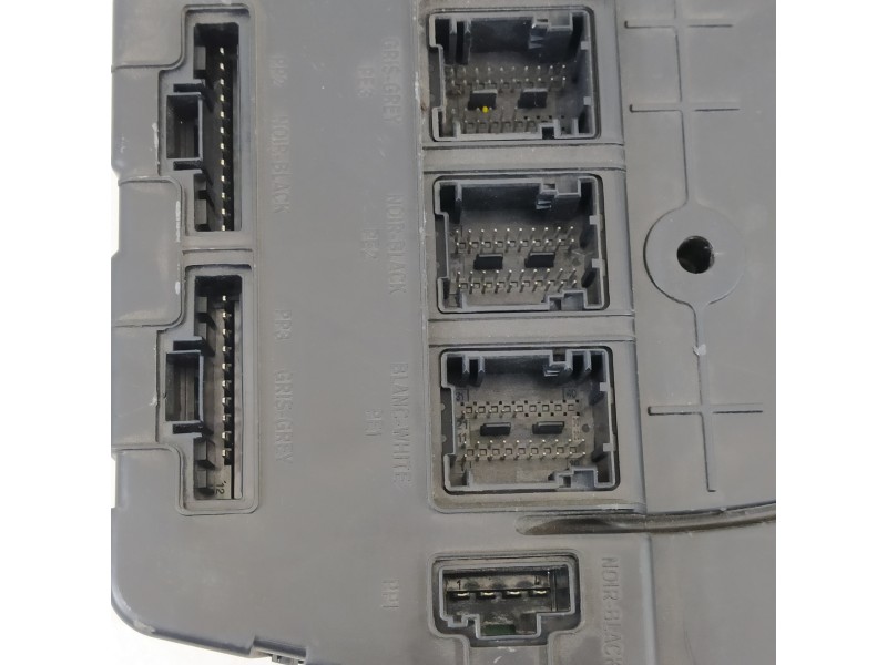 Recambio de caja reles / fusibles para renault megane ii berlina 5p dynamique referencia OEM IAM 8200412548  