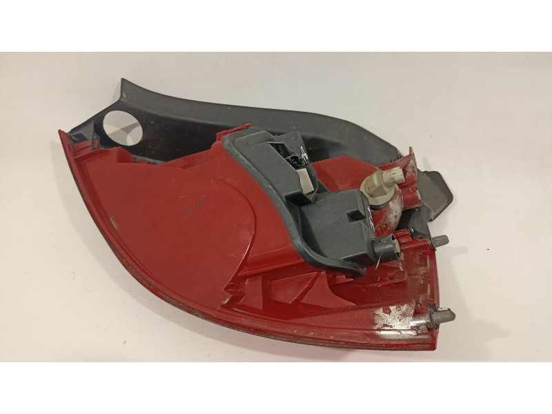 Recambio de piloto trasero izquierdo para renault megane ii berlina 5p dynamique referencia OEM IAM 8200413214  