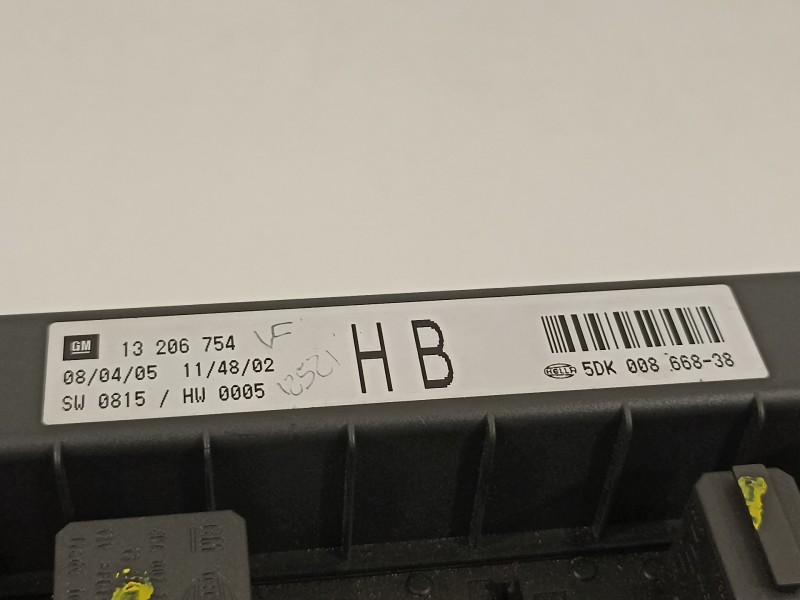 Recambio de caja reles / fusibles para opel astra h berlina cosmo referencia OEM IAM 13206754 5DK00866838 