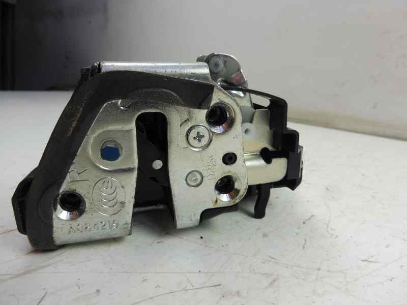 Recambio de cerradura puerta trasera derecha para toyota auris hybrid advance referencia OEM IAM   