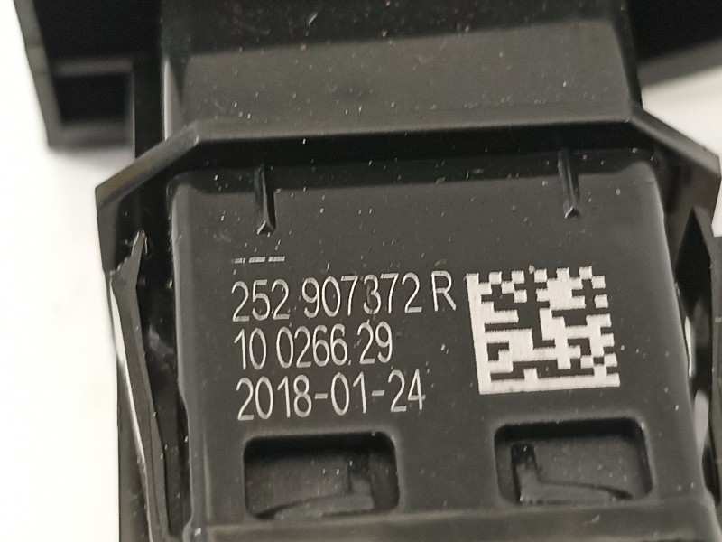 Recambio de warning para renault captur limited referencia OEM IAM 252907372R  