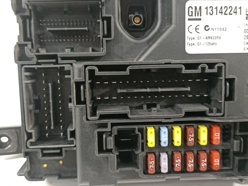 Recambio de caja reles / fusibles para opel corsa d cosmo referencia OEM IAM 13142241 28084929 