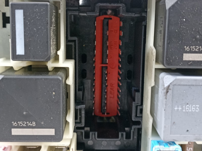 Recambio de caja reles / fusibles para ford focus lim. titanium referencia OEM IAM AV6T14A067AD  