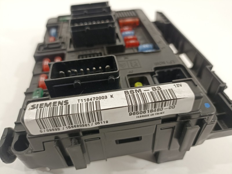 Recambio de caja reles / fusibles para peugeot 1007 dolce referencia OEM IAM 9650618480  