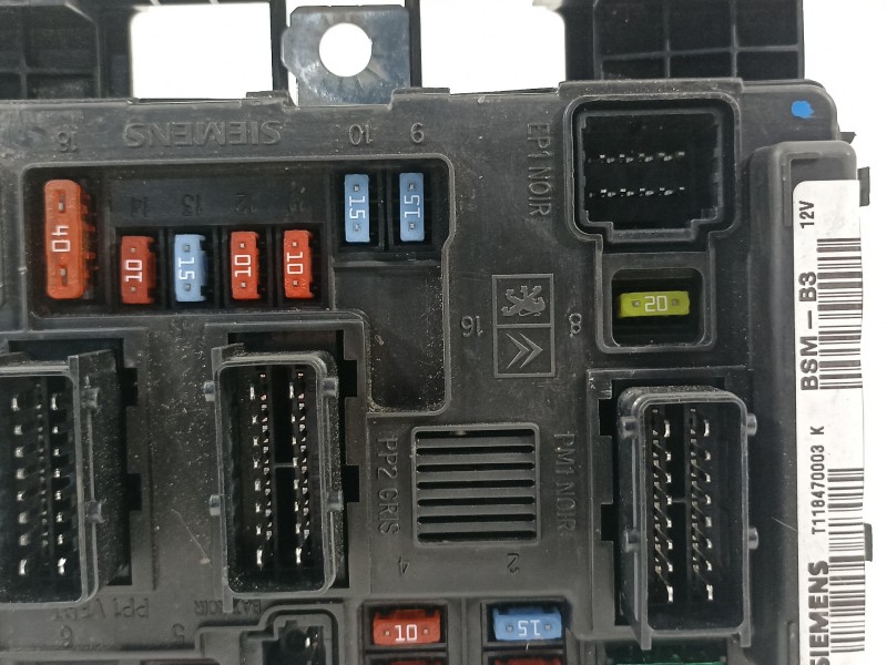 Recambio de caja reles / fusibles para peugeot 1007 dolce referencia OEM IAM 9650618480  