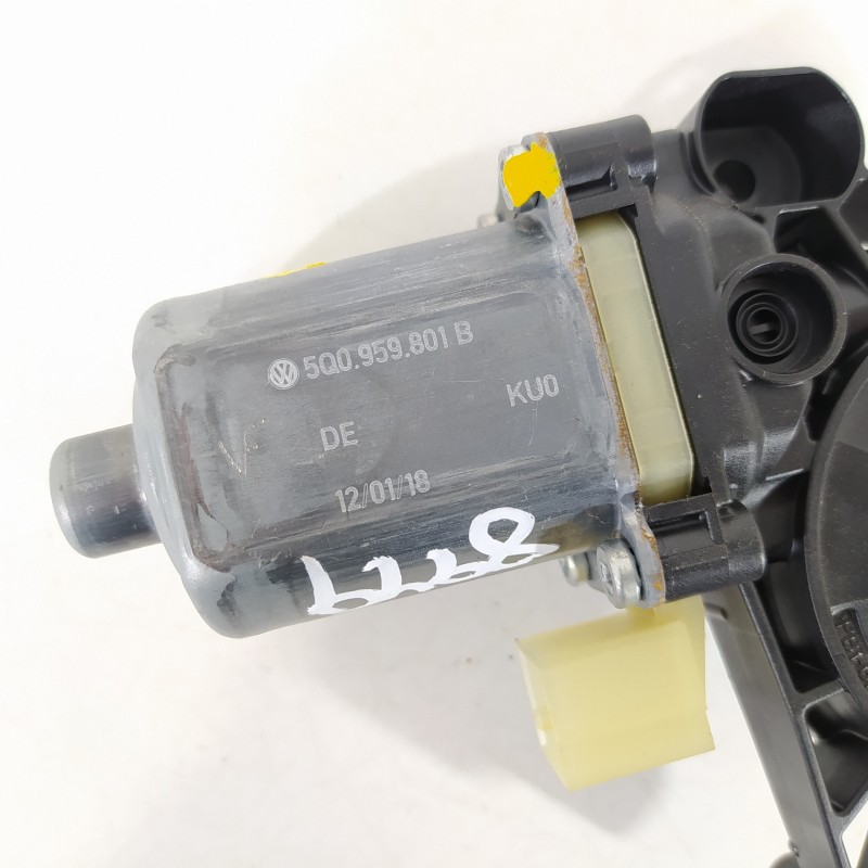 Recambio de motor elevalunas delantero izquierdo para seat leon st (5f8) style edition referencia OEM IAM 5Q0959801B 0130822717 