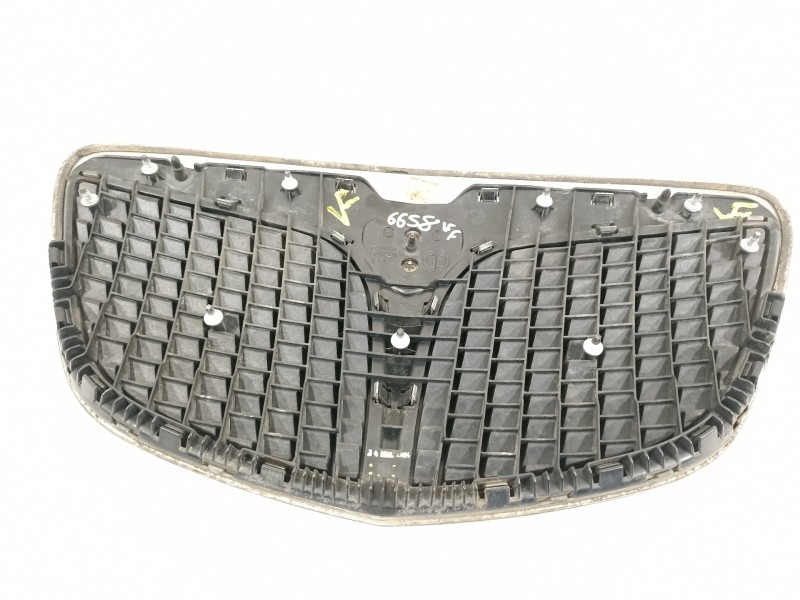 Recambio de rejilla delantera para lancia ypsilon (101) 1.2 16v argento referencia OEM IAM 735349457  