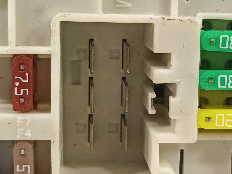 Recambio de caja reles / fusibles para renault zoe bose referencia OEM IAM 284B64259R  