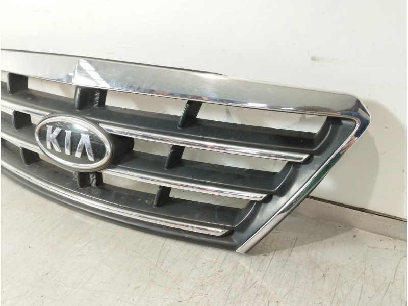 Recambio de rejilla delantera para kia sorento 2.5 crdi active referencia OEM IAM 863503E020  