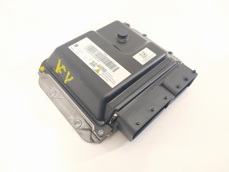 Recambio de centralita motor uce para opel astra j lim. selective business referencia OEM IAM 55577647 2758008884 