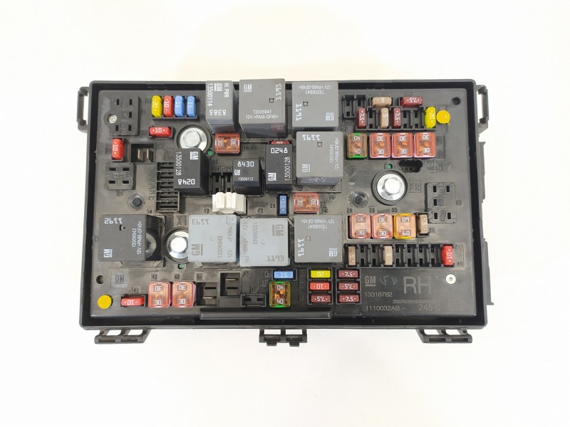 Recambio de caja reles / fusibles para opel astra j lim. selective business referencia OEM IAM 13318782 1110032AB C11000139