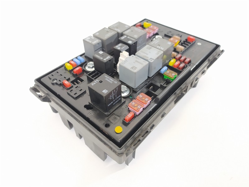 Recambio de caja reles / fusibles para opel astra j lim. selective business referencia OEM IAM 13318782 1110032AB C11000139