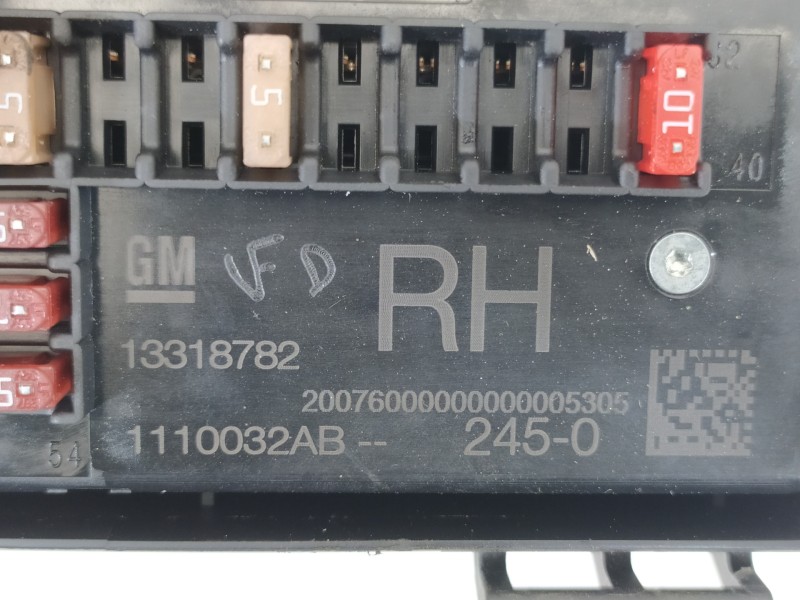 Recambio de caja reles / fusibles para opel astra j lim. selective business referencia OEM IAM 13318782 1110032AB C11000139