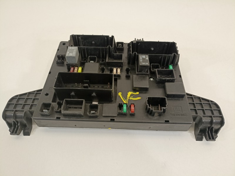 Recambio de caja reles / fusibles para opel astra j lim. selective business referencia OEM IAM 13302300 365927271 