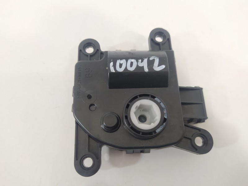 Recambio de motor apertura trampillas climatizador para kia stonic (ybcuv) drive referencia OEM IAM H400730881  
