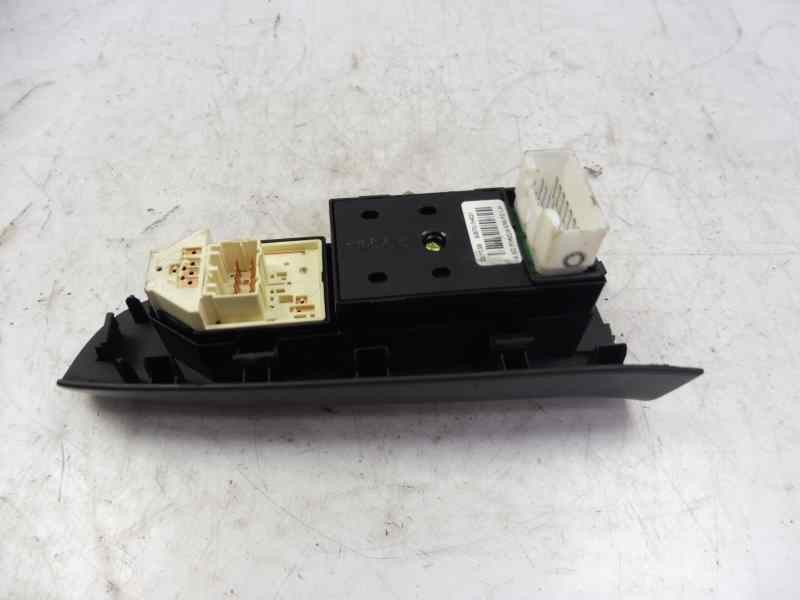 Recambio de mando elevalunas delantero izquierdo para kia cee´d 1.4 cat referencia OEM IAM 935701H021  