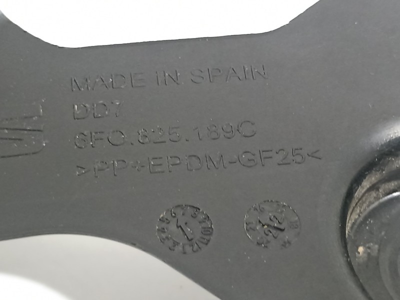 Recambio de moldura para seat ibiza (kj1) style go referencia OEM IAM 6F0825189C  