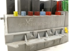 Recambio de caja reles / fusibles para alfa romeo 147 (190) 1.6 t.spark eco distinctive referencia OEM IAM 51742419   2