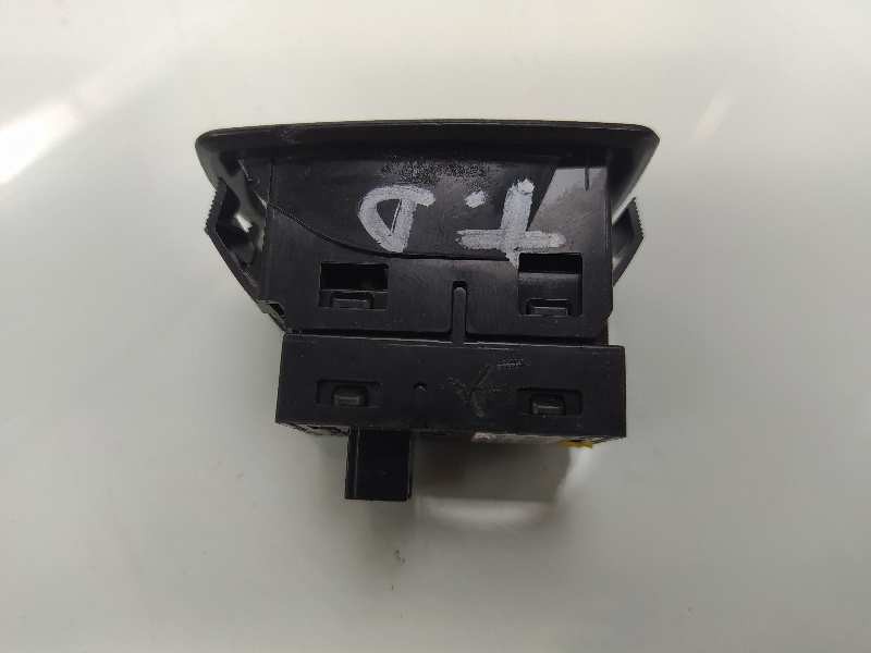 Recambio de mando elevalunas trasero derecho para bmw serie 1 lim. 5-trg. (f20) 116d referencia OEM IAM 9208106  