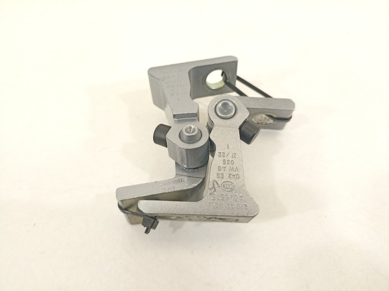 Recambio de bisagra puerta para seat arona xperience referencia OEM IAM 8X0831403E  