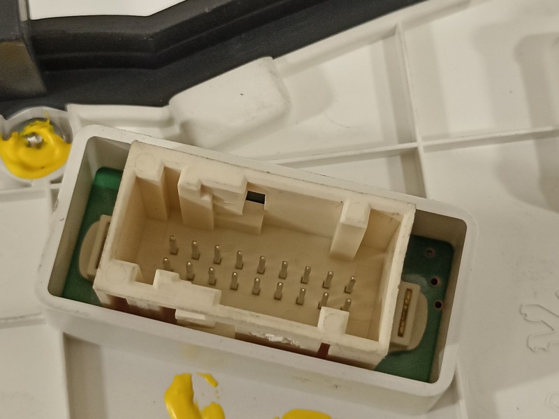 Recambio de cuadro instrumentos para peugeot 206+ básico referencia OEM IAM 9666637080  