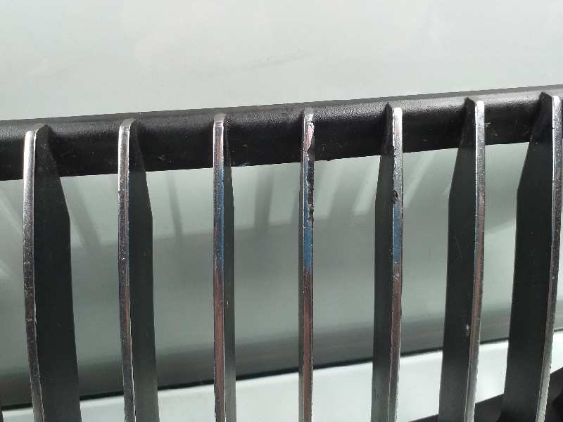 Recambio de rejilla delantera para bmw serie 3 berlina (e90) 320d referencia OEM IAM 7120010 7120009 