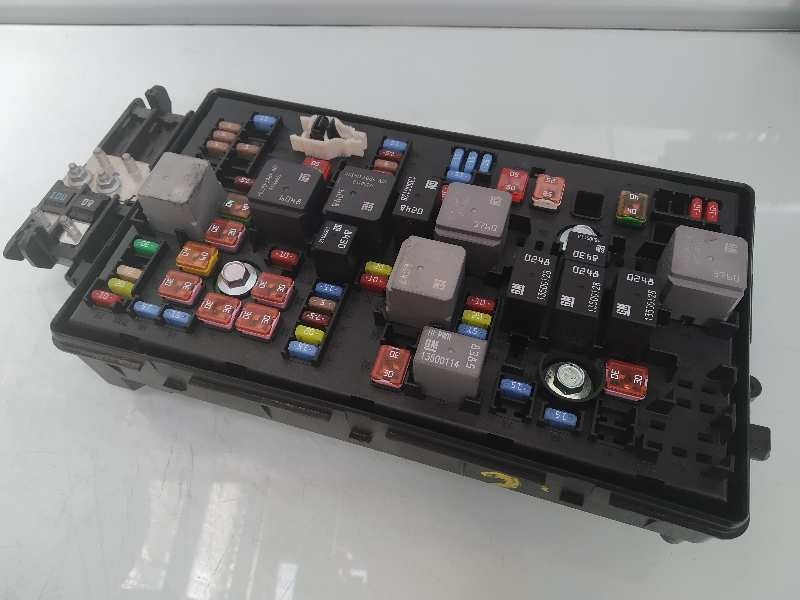 Recambio de caja reles / fusibles para opel insignia berlina cosmo referencia OEM IAM 1334347901 529050199 