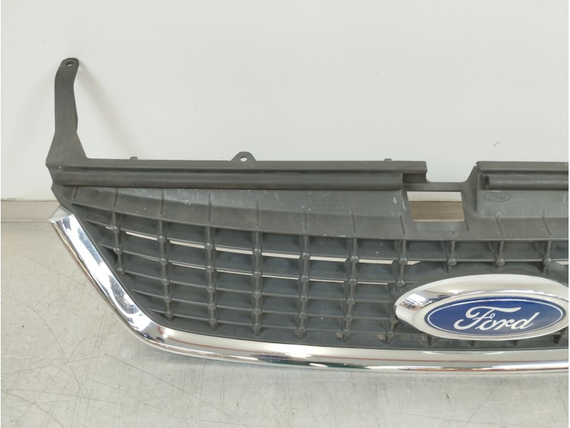Recambio de rejilla delantera para ford mondeo ber. (ca2) ambiente referencia OEM IAM 7S718200A  