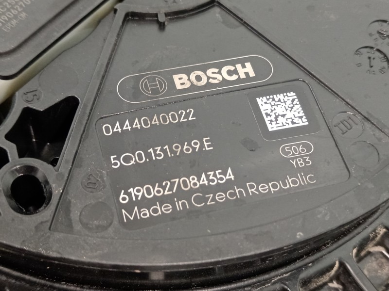 Recambio de deposito adblue para volkswagen t-roc advance referencia OEM IAM 5Q0131969E 5Q0131877R 5WA131877