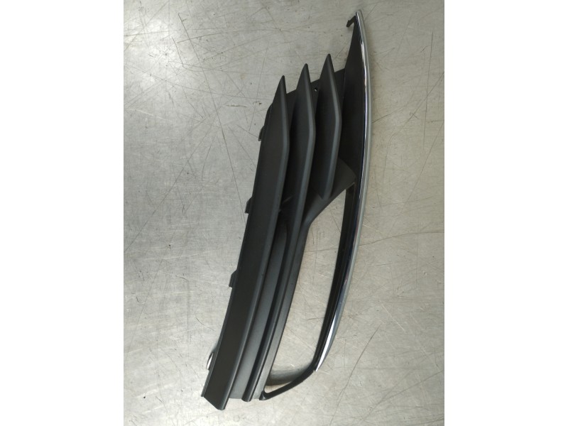 Recambio de rejilla paragolpes izquierda para audi a3 sportback (8va) ambiente referencia OEM IAM 8V5807681A  