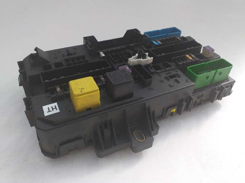 Recambio de caja reles / fusibles para opel astra gtc sport referencia OEM IAM 13222173  