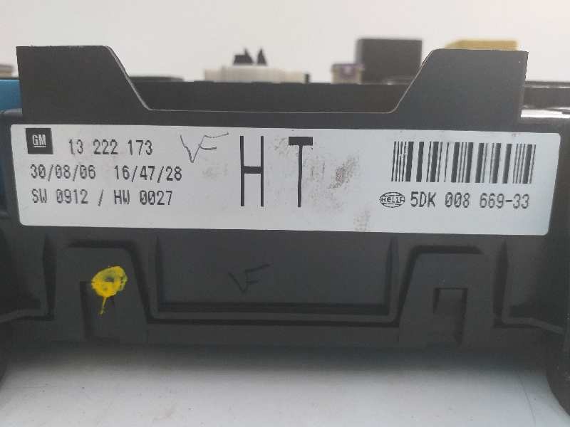 Recambio de caja reles / fusibles para opel astra gtc sport referencia OEM IAM 13222173  