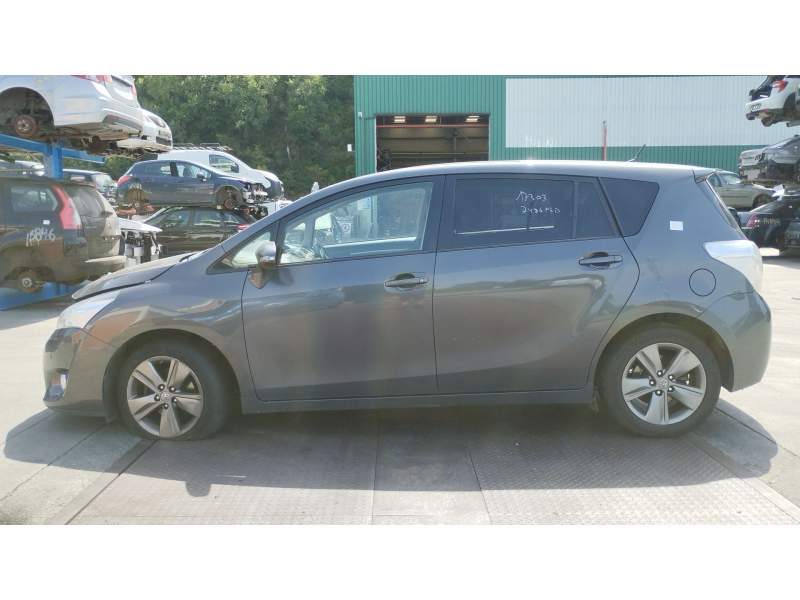 toyota verso (_r2_) del año 2015