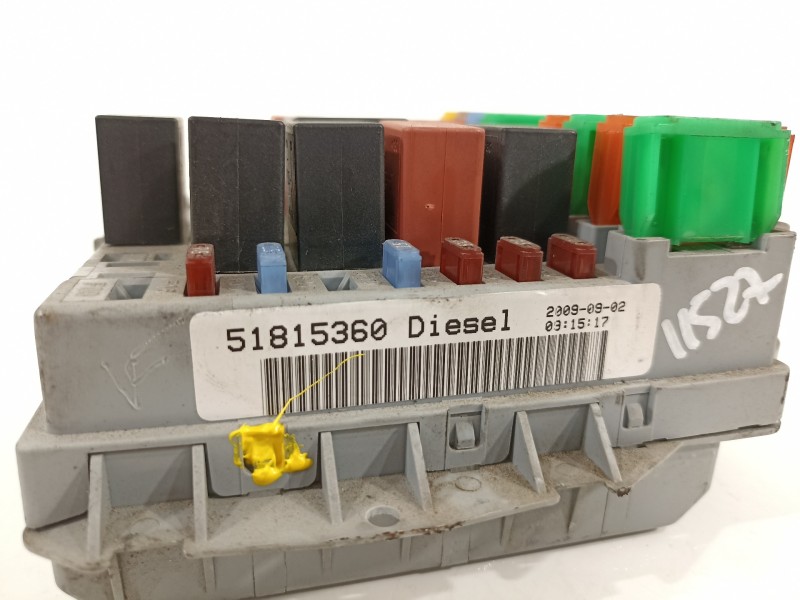 Recambio de caja reles / fusibles para fiat linea (110) emotion referencia OEM IAM 51815360  