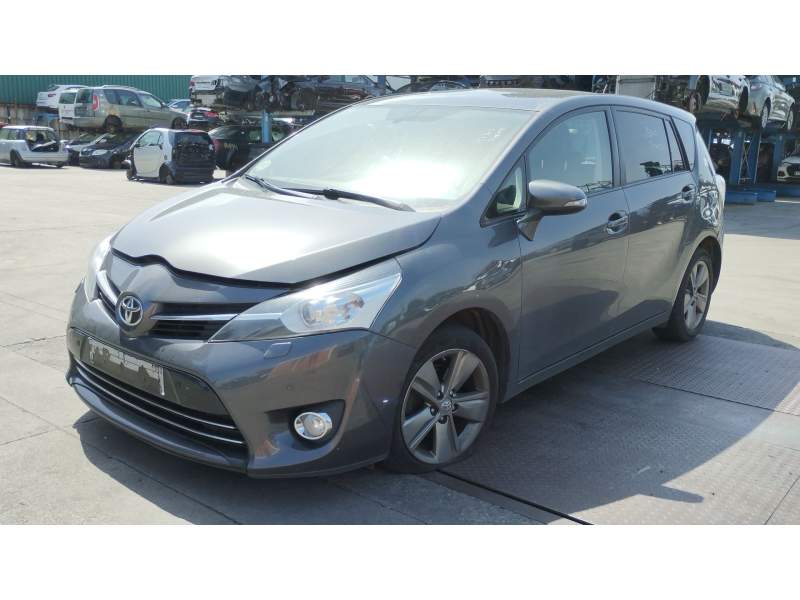 toyota verso (_r2_) del año 2015
