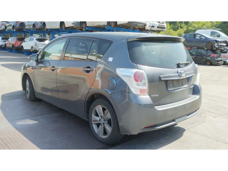 toyota verso (_r2_) del año 2015