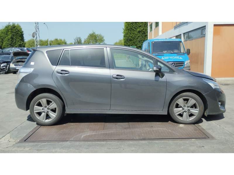 toyota verso (_r2_) del año 2015